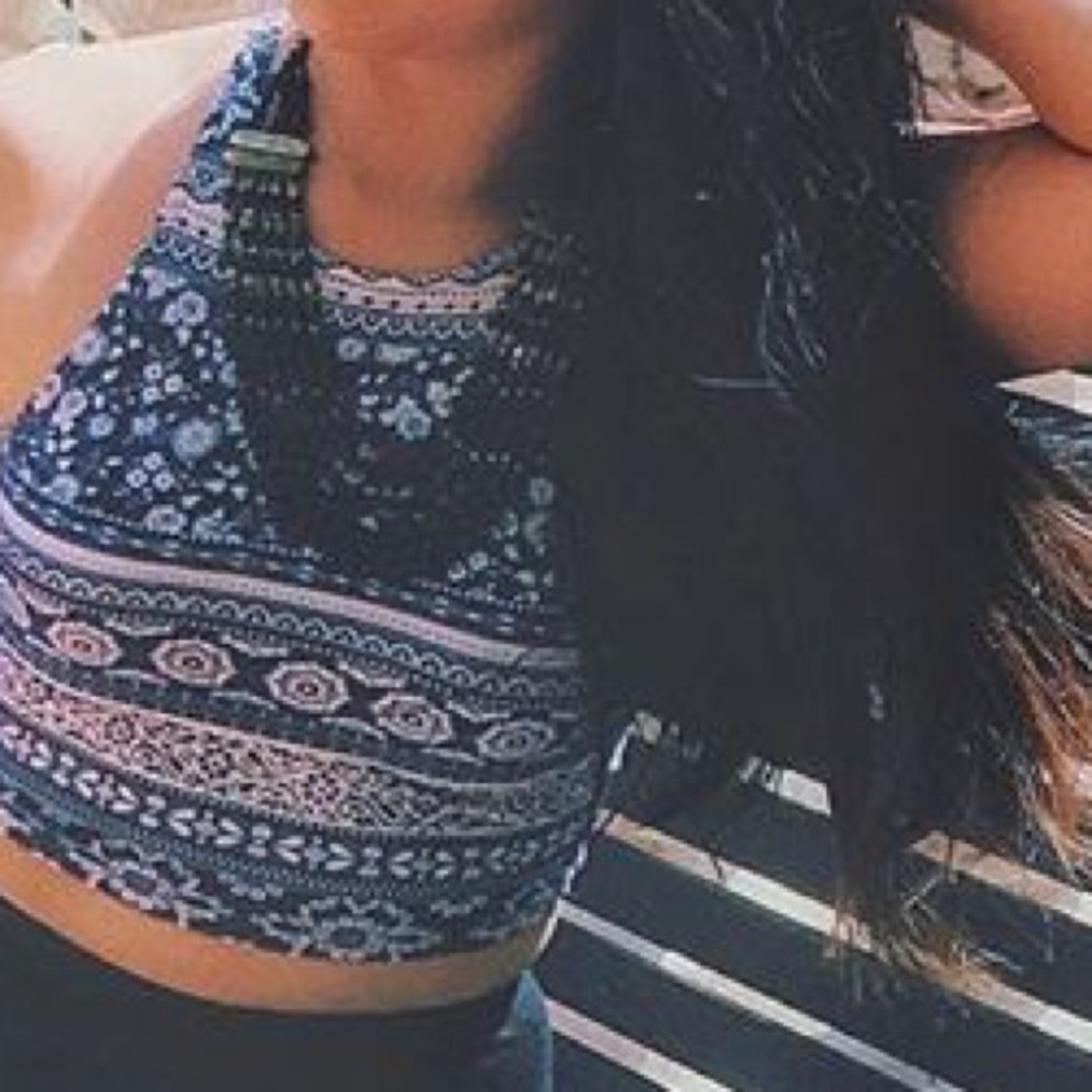 Sleeveless Black and White Pattern Crop Top 💙